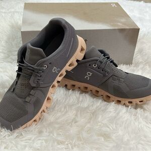 On women’s Cloud 5 zinc/shell (gray/peach) size 7